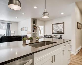 Montana Modern Condo close to Shopping and the Yellowstone River. - Livingston - Kuchyň
