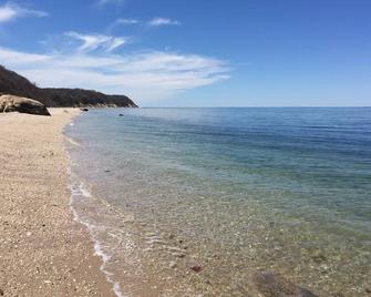 Chic, secluded beachfront house on the North Fork (limited avails this summer!) - Riverhead - Playa