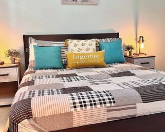 Cozy Corner Cottage in Aransas Pass, super close to beaches and boat launches. - Aransas Pass - Bedroom