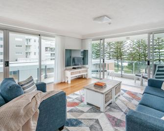 Cashelmara Beachfront Apartments - Burleigh Heads - Living room