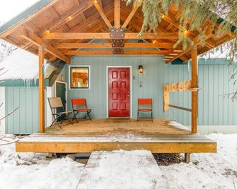 Cozy chalet with breathtaking views, & walk to slopes - dogs welcome - Girdwood - Patio