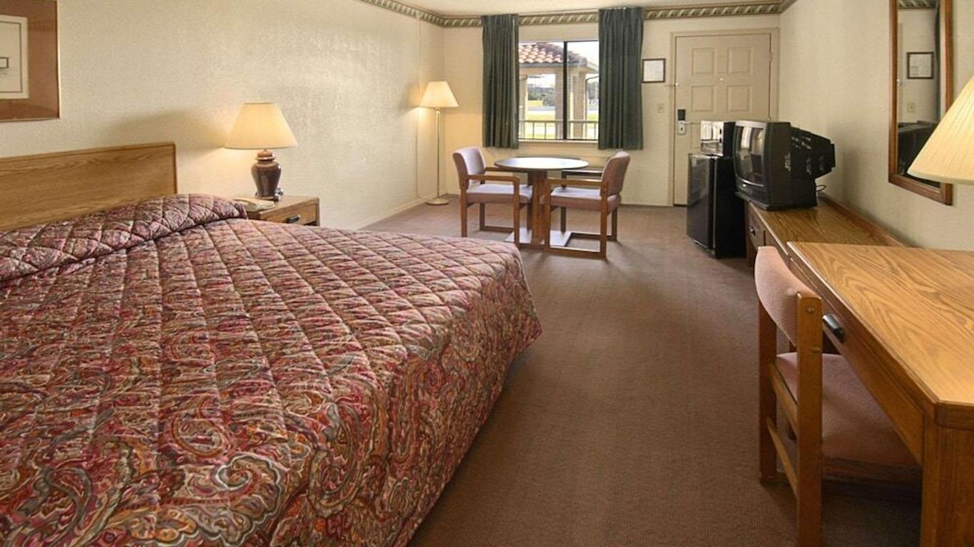 Travelodge by Wyndham Tulsa