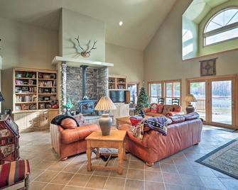 Kalispell Riverfront Home by Glacier National Park - Kalispell - Oturma odası