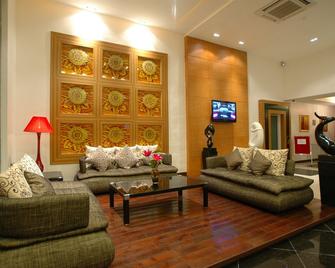2 Inn 1 Boutique Hotel & Spa - Sandakan - Wohnzimmer