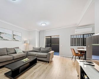 Kozyguru | Penrith | Spacious Ground Floor Gem - Penrith - Huiskamer