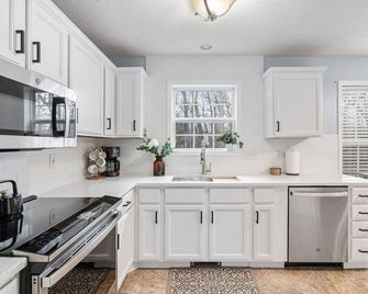 Newly renovated, family home with playset close to downtown - Fuquay-Varina - Cocina