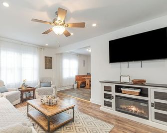 4 Bedrooms! Close to beaches, golf and wineries! - Benton Harbor - Olohuone