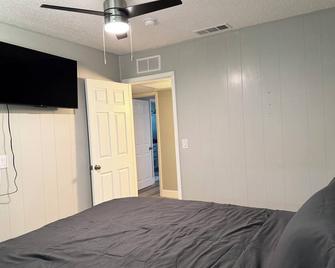 Modern Unit with King Bed in Hanford - Hanford - Спальня
