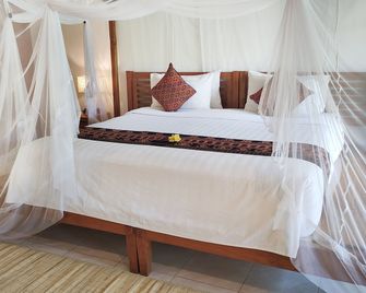 Puri Sari Beach Hotel - Labuan Bajo - Bedroom