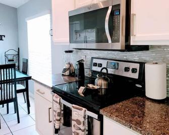 2 Br/ 1 Ba Single Family Home In The Heart Of Riverview! Near Many Tampa Attractions! - Riverview - Kitchen