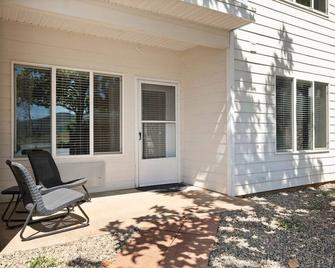 The Modoc | Stylish Stay in Paradise - Paradise - Patio