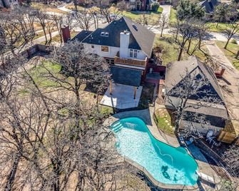 5 Bdrm, 4 Bath, Hot Tub, Huge Gameroom, Pergola, 14 Ft Shuffleboard, Ping Pong - Kennedale - Pool