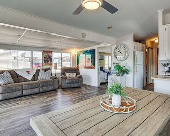 Lake Havasu Home w/ Resort Perks, Walk to Lake - Lake Havasu City