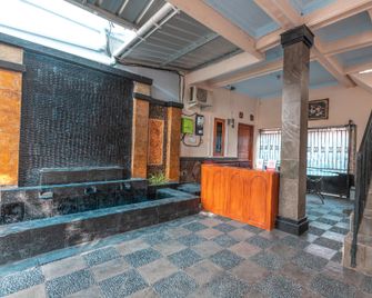 OYO 2137 D'Colonel Residence Syariah - Serang City - Front desk