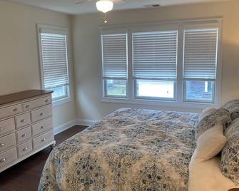 Beautiful, Family-Friendly Shore House, Just 1 Block from the Beach! - Monmouth Beach - Bedroom