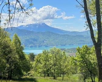 Renovated chalet sleeps 8 on 8000 m² of land, 10 minutes from Lac de Serre-Ponçon - Chorges