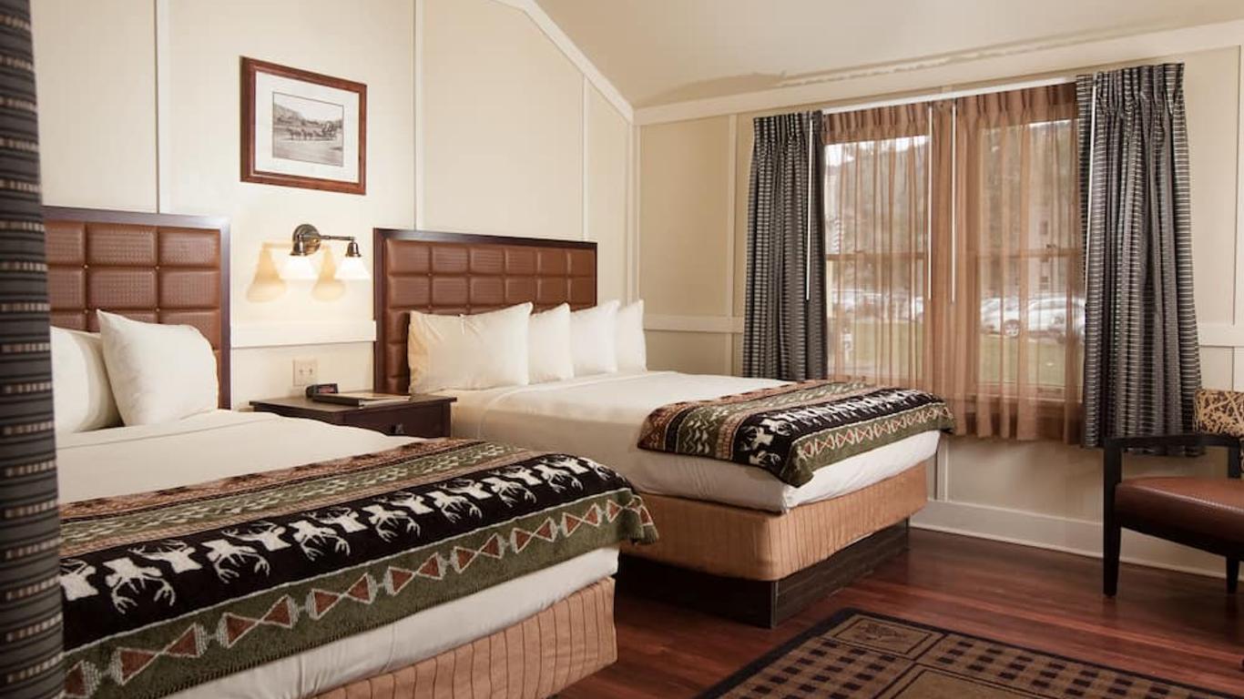 Mammoth Hot Springs Hotel & Cabins