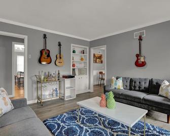 Cozy Graceland Hot Tub Retreat 3bd/2bath - Memphis - Living room