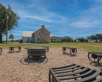 Historic 1800s Rock House w/ horse corral - Gatesville - Patio