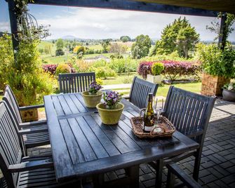 Romantic Retreat for Two with Hot Tub and Gardens in Otorohanga, North Island - Otorohanga - Patio