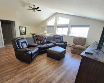 Spacious - Three king rooms, two living rooms in a quiet neighborhood - Alamosa - Stue