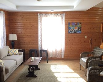 Hillside Cottage in Beautiful Downtown Hermann - Hermann - Living room