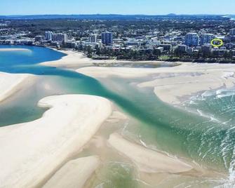 Spacious 3 Bedroom Delight - Shops & Beaches Zg1 - Caloundra - Pool