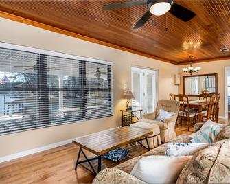 Lake Hickory Cottage - Conover - Living room