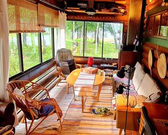 Cozy Beach Cabin - close to city center - Naantali - Olohuone