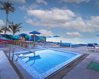 Garner Hotel Mazatlan Beach by IHG - Mazatlán - Piscina