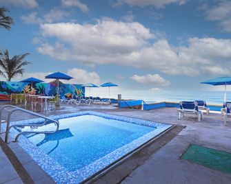 Garner Hotel Mazatlan Beach by IHG - Mazatlán - Pool