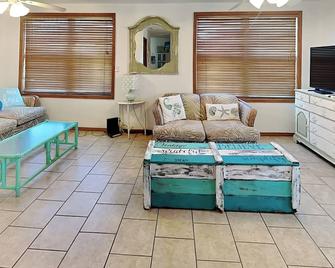 Cottage Manor - Flagler Beach - Living room