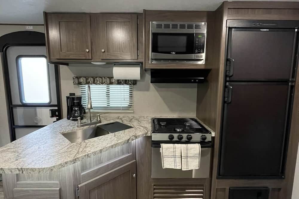 Spacious RV w/ large shower & Queen bed