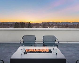 Upscale Flat with Rooftop Patio & Mountain Views! - Denver - Balkon