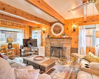Wrightwood Cabin w/ Cozy Interior! - Wrightwood - Living room