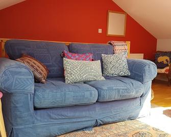 West Waterhead - Kingsbridge - Living room