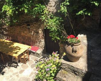 Calm Magical Retreat for friendly gatherings in a Hamlet with Breathtaking Views - Bez-et-Esparon - Patio