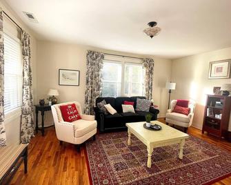 Updated Historic Home 2Mins from downtown Wake Forest - Wake Forest - Wohnzimmer
