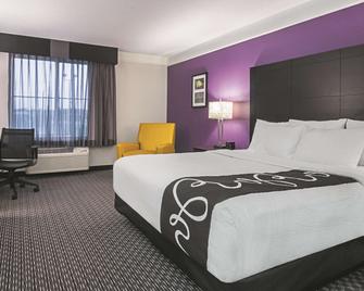 La Quinta Inn & Suites by Wyndham Detroit Utica - Utica - Slaapkamer