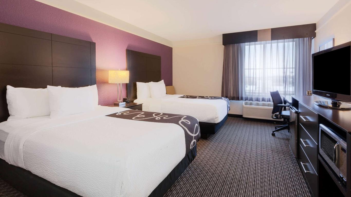 La Quinta Inn & Suites by Wyndham Detroit Utica