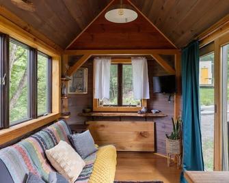 Caboose Tiny Home on river with hot tub near Stowe - Cambridge - Living room