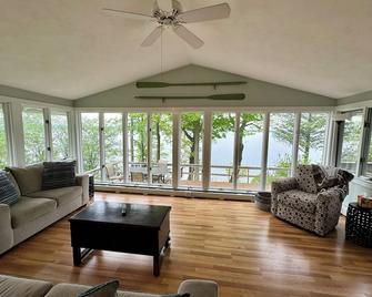 Owasco Lake Beach Front Cottage with stunning views - Auburn - Living room