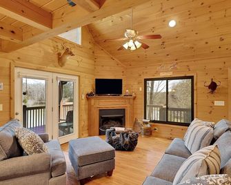 Beautiful Lakefront Log Cabin On Peaceful Laurel Lake ~ Lake Lure Area - Lake Lure - Sala de estar