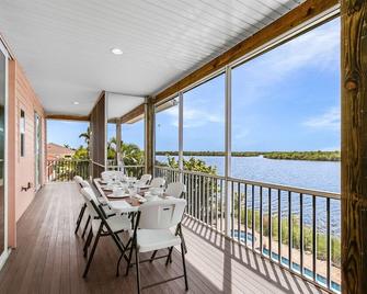 Kokopelli Villa - Matlacha waterfront close to Cap Coral - private home locally managed, fair & honest pricing - Matlacha - Balcony