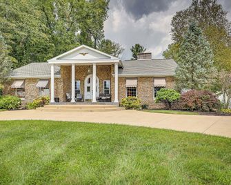 Spacious Dalton Vacation Rental w/ Deck & Yard! - Dalton - Building