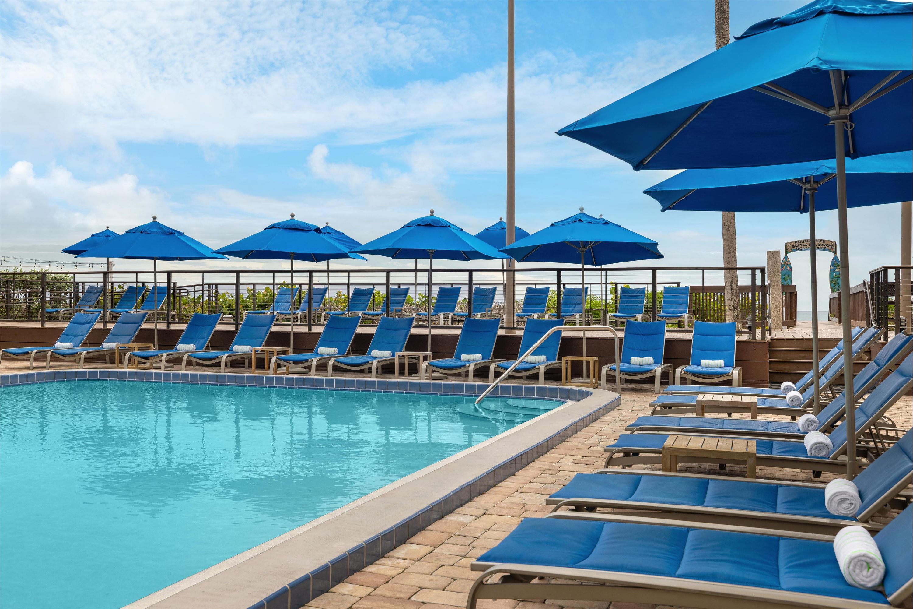 DoubleTree Suites by Hilton Melbourne Beach Oceanfront - מלבורן - בריכה