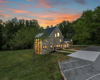 Spacious 6-bedroom house in charming Waterford on 10 acres & Entertainment Room - Waterford - Edificio