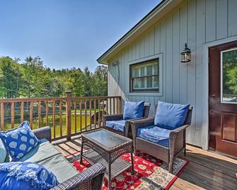 Cozy Apt w/ Hot Tub & Deck, 10 Mi to Stowe Resort! - Stowe - Balcony