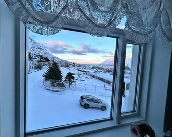 Chic Townhouse - Views Telescope Balcony Bbq - Siglufjordur