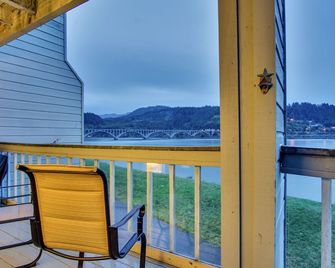 Rogue River Condo - Alluring Views, Fisherman's Paradise - Gold Beach - Balcón